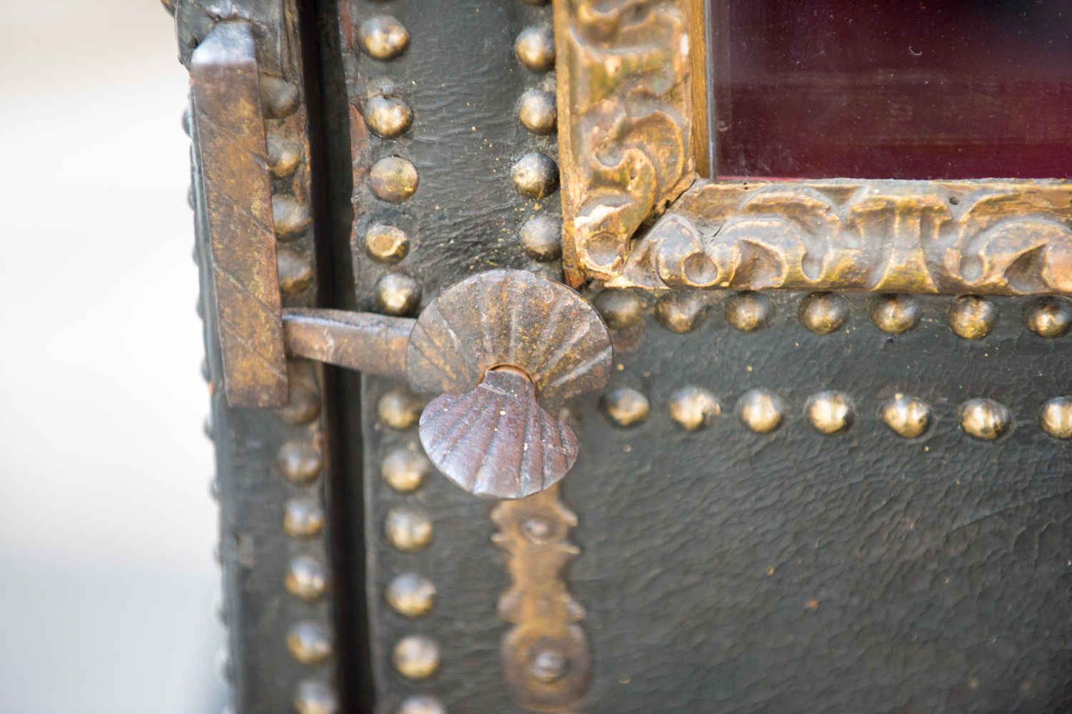 Door catch with shell markings